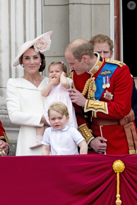 Kate Middleton, duchesse de Cambridge, la princesse Charlotte, le prince George, le prince William et le prince Harry - La famille royale d'Angleterre au balcon du palais de Buckingham lors de la parade "Trooping The Colour" à l'occasion du 90ème anniversaire de la reine. Le 11 juin 2016
