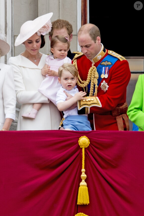 Kate Middleton, duchesse de Cambridge, la princesse Charlotte, le prince George, le prince William - La famille royale d'Angleterre au balcon du palais de Buckingham lors de la parade "Trooping The Colour" à l'occasion du 90ème anniversaire de la reine. Le 11 juin 2016