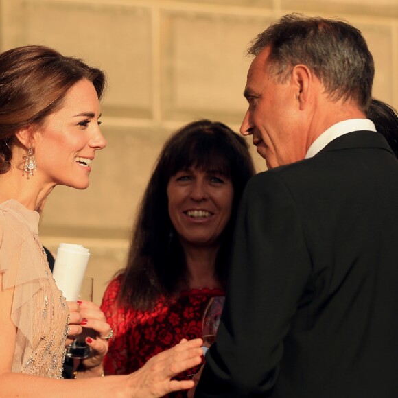 Catherine Kate Middleton, la duchesse de Cambridge et Anthony Horowitz - Le prince William, duc de Cambridge et Catherine Kate Middleton, la duchesse de Cambridge participent à un dîner de gala de l'association "East Anglia's Children's Hospices'" à King's Lynn le 22 juin 2016.