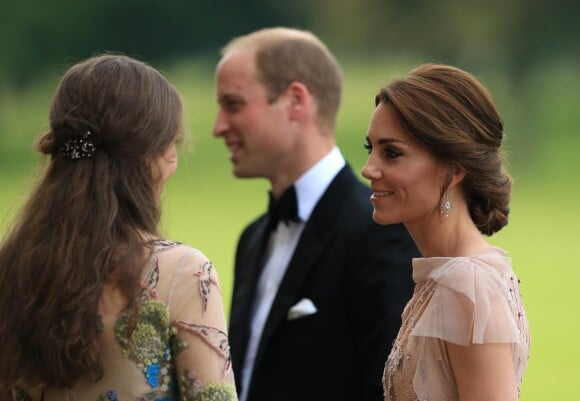 Rose Cholmondeley, le prince William, duc de Cambridge et Catherine Kate Middleton, la duchesse de Cambridge participent à un dîner de gala de l'association "East Anglia's Children's Hospices'" à King's Lynn le 22 juin 2016.