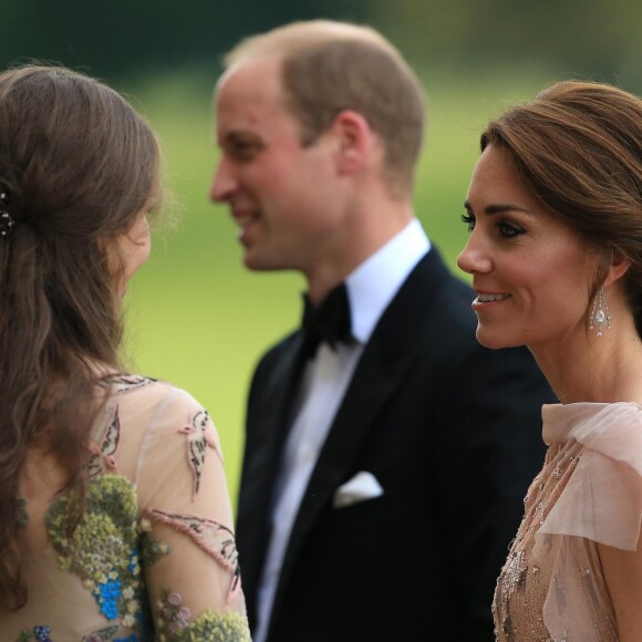 Rose Cholmondeley, le prince William, duc de Cambridge et Catherine Kate Middleton, la duchesse de Cambridge participent à un dîner de gala de l'association "East Anglia's Children's Hospices'" à King's Lynn le 22 juin 2016.