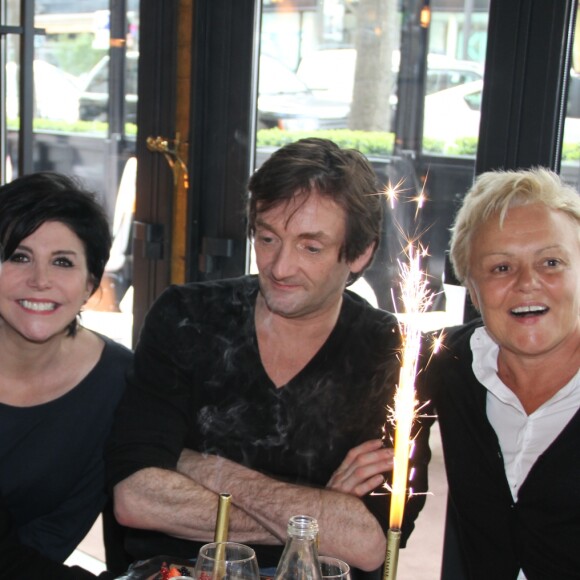 Exclusif - Roger Louret, Olivier Claverie, Catherine Lara, Liane Foly, Pierre Palmade et Muriel Robin lors du déjeuner d'anniversaire de Pierre Palmade au restaurant Le Fouquet's à Paris, le 30 mars 2015. Pierre Palmade a eu 47 ans le 23 mars dernier.