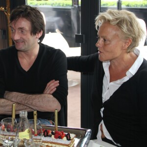 Exclusif - Pierre Palmade et Muriel Robin lors du déjeuner d'anniversaire de Pierre Palmade au restaurant Le Fouquet's à Paris, le 30 mars 2015. Pierre Palmade a eu 47 ans le 23 mars dernier.