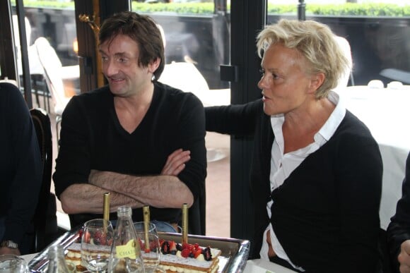 Exclusif - Pierre Palmade et Muriel Robin lors du déjeuner d'anniversaire de Pierre Palmade au restaurant Le Fouquet's à Paris, le 30 mars 2015. Pierre Palmade a eu 47 ans le 23 mars dernier.