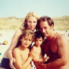 Suzanne Lindon, fille de Sandrine Kiberlain et Vincent Lindon, avec ses parents et son demi-frère Pierre (photo postée le 8 juillet 2014).