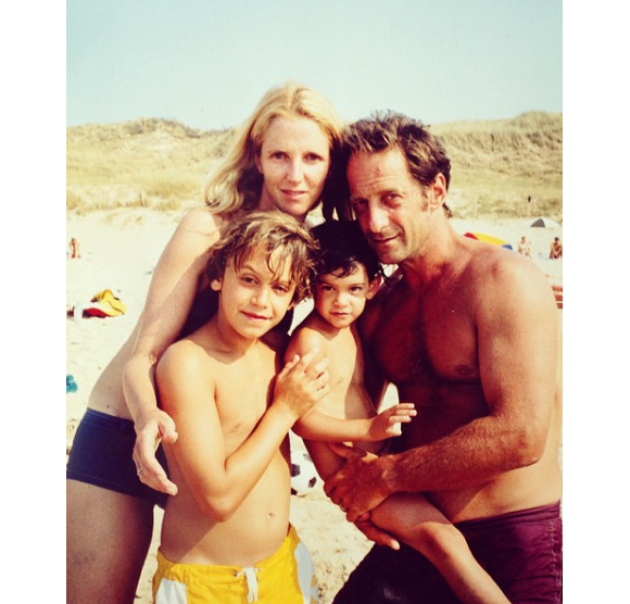 Suzanne Lindon, fille de Sandrine Kiberlain et Vincent Lindon, avec ses parents et son demi-frère Pierre (photo postée le 8 juillet 2014).
