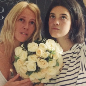 Suzanne Lindon, fille de Sandrine Kiberlain et Vincent Lindon, avec sa mère (photo postée le 31 mai 2015).