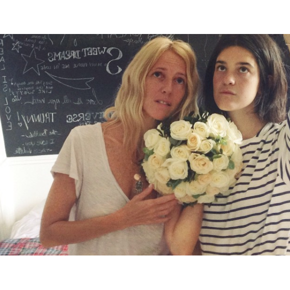 Suzanne Lindon, fille de Sandrine Kiberlain et Vincent Lindon, avec sa mère (photo postée le 31 mai 2015).
