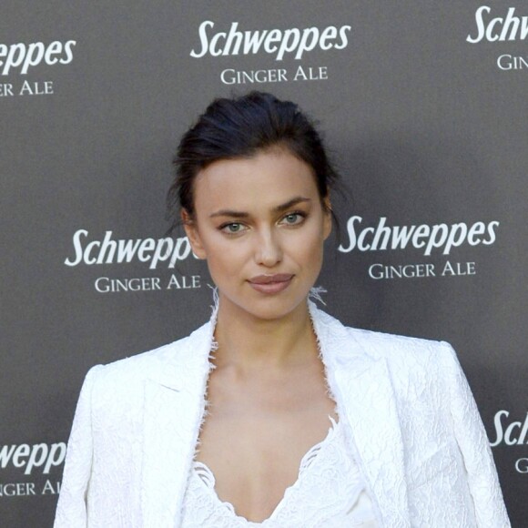 Irina Shayk assiste à la soirée "Ginger Ale by Schweppes" à Madrid, le 23 juin 2016.