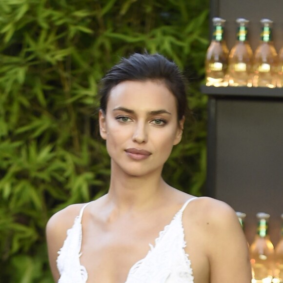 Irina Shayk assiste à la soirée "Ginger Ale by Schweppes" à Madrid, le 23 juin 2016.