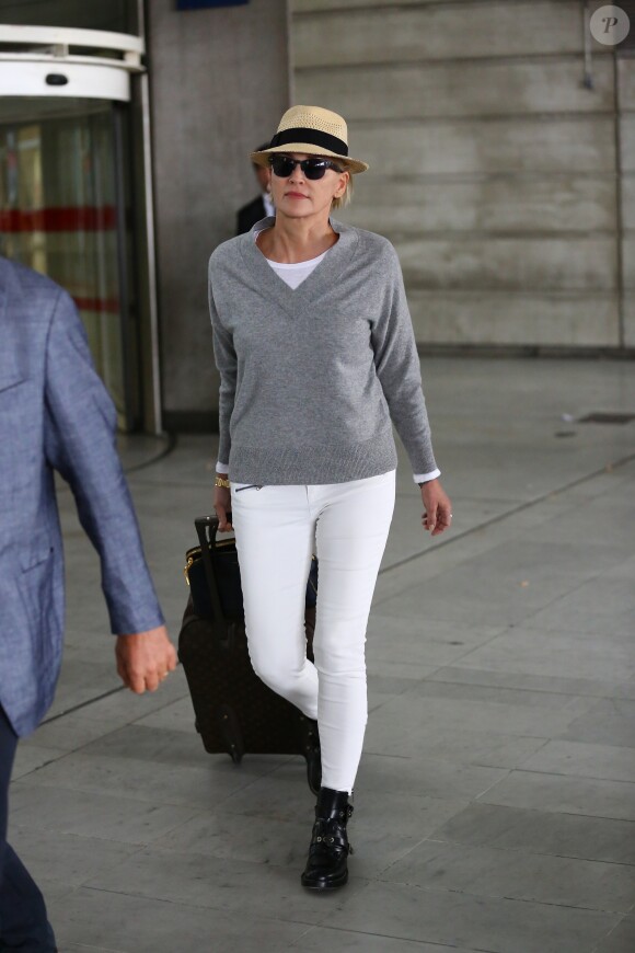 Exclusif - Sharon Stone arrive à l'aéroport Roissy Charles de Gaulle le 15 septembre 2015, Paris.