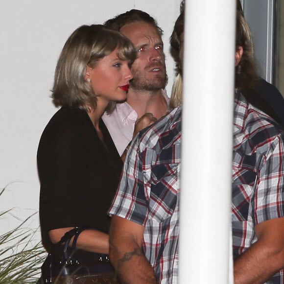 Taylor Swift et son nouveau compagnon Tom Hiddleston ensemble à Tennessee, le 23 juin 2016.  Newly single singer Taylor Swift was spotted out and about with Tom Hiddleston in Nashville, Tennessee on June 23, 2016. The two appeared to be standing very close to one another while they were out.23/06/2016 - Tennesse