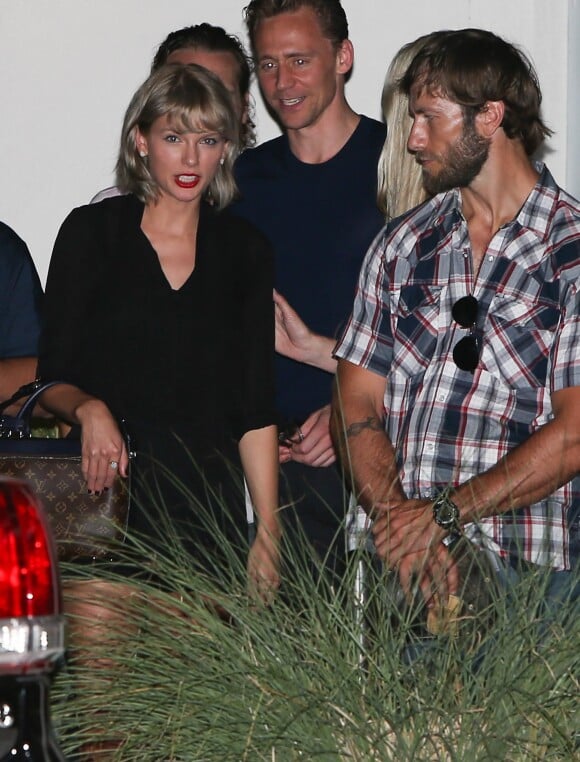 Taylor Swift et son nouveau compagnon Tom Hiddleston ensemble à Tennessee, le 23 juin 2016.  Newly single singer Taylor Swift was spotted out and about with Tom Hiddleston in Nashville, Tennessee on June 23, 2016. The two appeared to be standing very close to one another while they were out.23/06/2016 - Tennesse