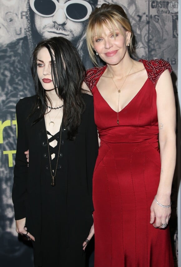 Courtney Love et sa fille Frances Bean Cobain assistent à la première du film "Kurt Cobain : Montage of Heck" à Hollywood, le 21 avril 2015.  Courtney Love and her daughter Frances Bean Cobain attend the Los Angeles premiere of HBO Documentary Films 'Kurt Cobain: Montage Of Heck' on April 21, 2015 in Los Angeles, California21/04/2015 - Hollywood