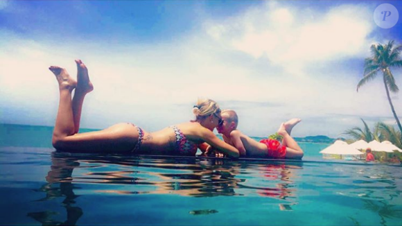 Amélie Neten et son fils Hugo en vacances au soleil. Ils sont très complices. Juin 2016.