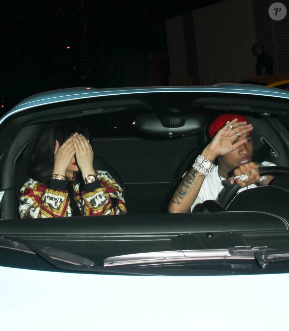 Kylie Jenner et son ex compagnon Tyga arrivent en voiture en essayant de se masquer le visage, la rumeur dit qu'ils seraient à nouveau en couple à West Hollywood le 25 juin 2016.