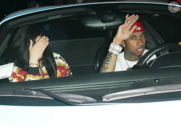 Kylie Jenner et son ex compagnon Tyga arrivent en voiture en essayant de se masquer le visage, la rumeur dit qu'ils seraient à nouveau en couple à West Hollywood le 25 juin 2016.
