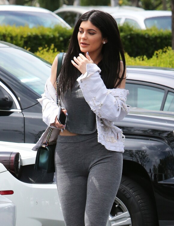 Kylie Jenner est allée déjeuner avec une amie à Calabasas.