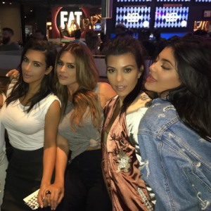 Larsa Pippen, Kim Kardashian, Carla DiBello, Kourtney Kardashian et Kylie Jenner - Soirée d'anniversaire de Khloé Kardashian au restaurant Dave and Buster's à Los Angeles. Photo publiée le 28 juin 2016.