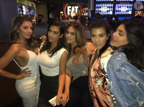 Larsa Pippen, Kim Kardashian, Carla DiBello, Kourtney Kardashian et Kylie Jenner - Soirée d'anniversaire de Khloé Kardashian au restaurant Dave and Buster's à Los Angeles. Photo publiée le 28 juin 2016.