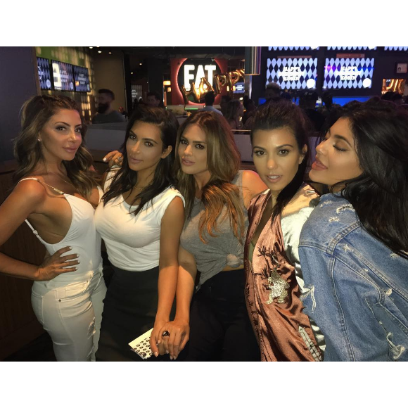Larsa Pippen, Kim Kardashian, Carla DiBello, Kourtney Kardashian et Kylie Jenner - Soirée d'anniversaire de Khloé Kardashian au restaurant Dave and Buster's à Los Angeles. Photo publiée le 28 juin 2016.