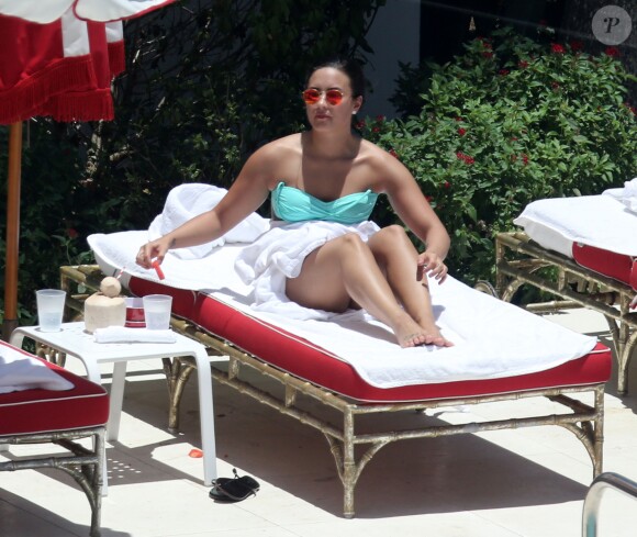 Demi Lovato au bord d'une piscine à Miami, le 30 juin 2016