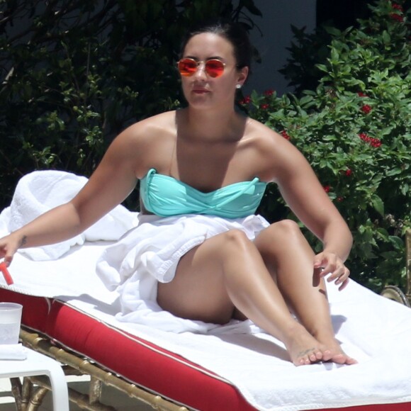 Demi Lovato au bord d'une piscine à Miami, le 30 juin 2016