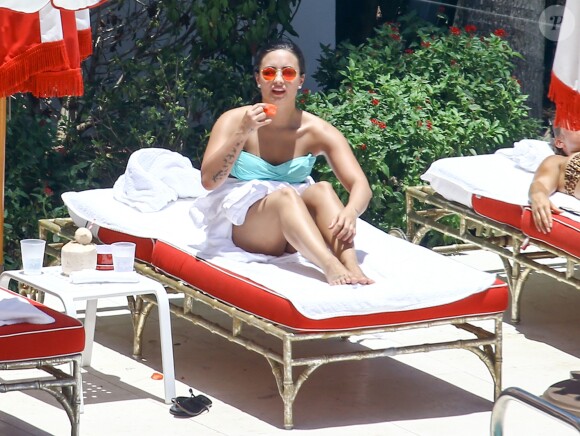 Demi Lovato au bord d'une piscine à Miami, le 30 juin 2016