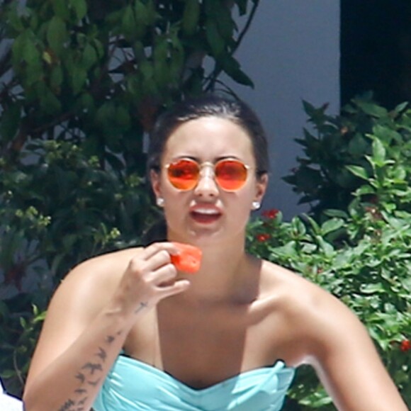Demi Lovato au bord d'une piscine à Miami, le 30 juin 2016