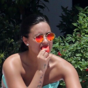 Demi Lovato au bord d'une piscine à Miami, le 30 juin 2016