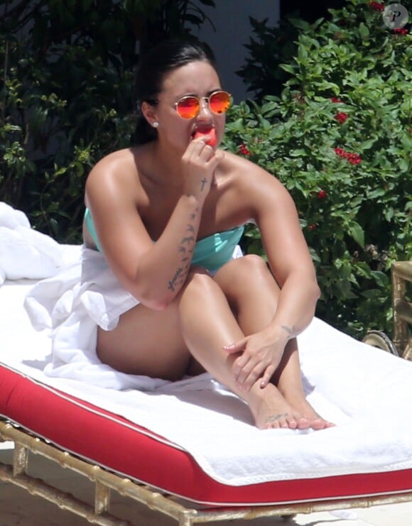 Demi Lovato au bord d'une piscine à Miami, le 30 juin 2016