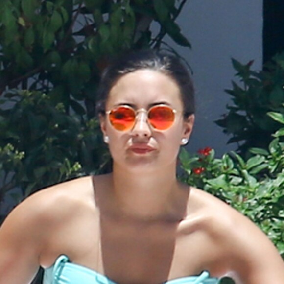 Demi Lovato au bord d'une piscine à Miami, le 30 juin 2016