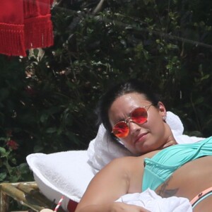 Demi Lovato au bord d'une piscine à Miami, le 30 juin 2016