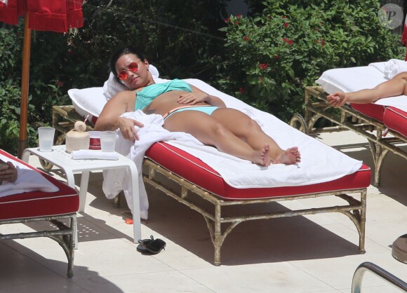 Demi Lovato au bord d'une piscine à Miami, le 30 juin 2016