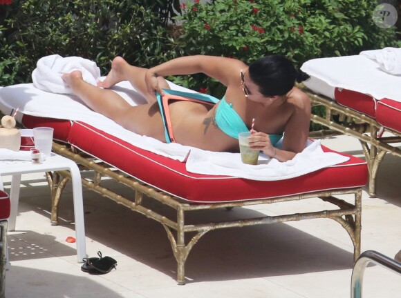 Demi Lovato au bord d'une piscine à Miami, le 30 juin 2016
