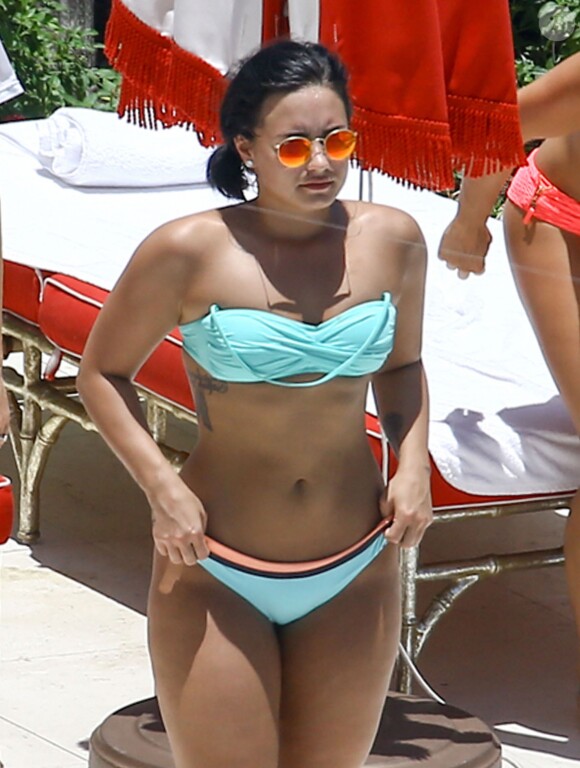 Demi Lovato au bord d'une piscine à Miami, le 30 juin 2016