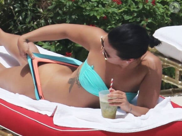Demi Lovato au bord d'une piscine à Miami, le 30 juin 2016