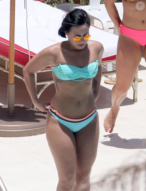 Demi Lovato au bord d'une piscine à Miami, le 30 juin 2016