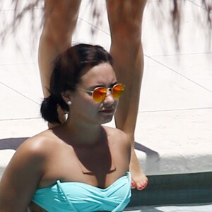 Demi Lovato au bord d'une piscine à Miami, le 30 juin 2016