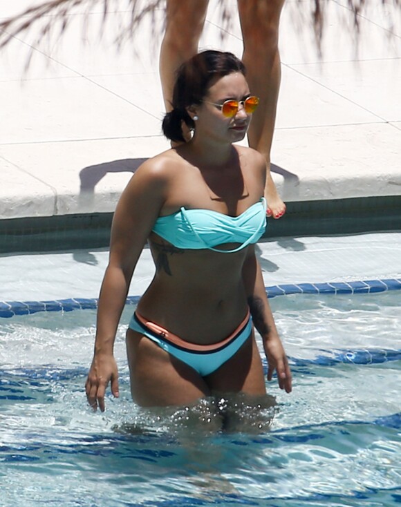 Demi Lovato au bord d'une piscine à Miami, le 30 juin 2016
