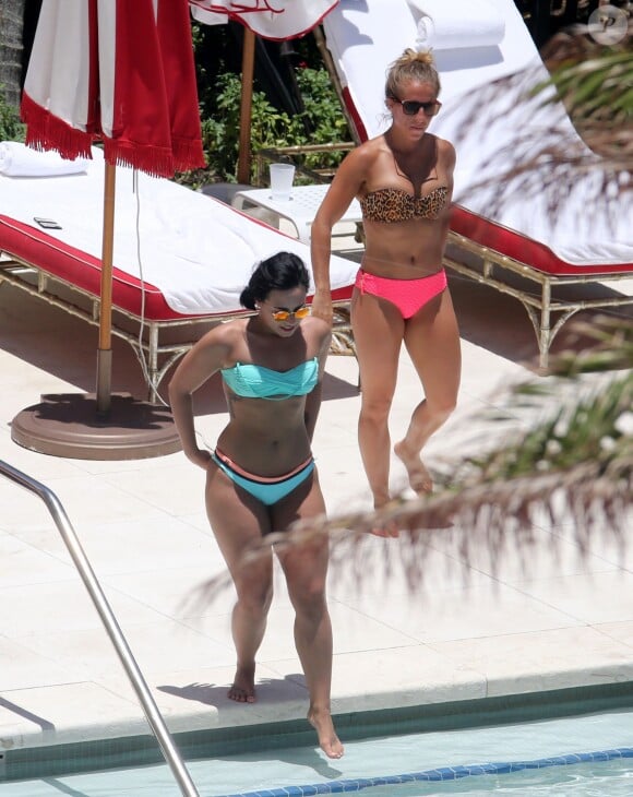 Demi Lovato au bord d'une piscine à Miami, le 30 juin 2016