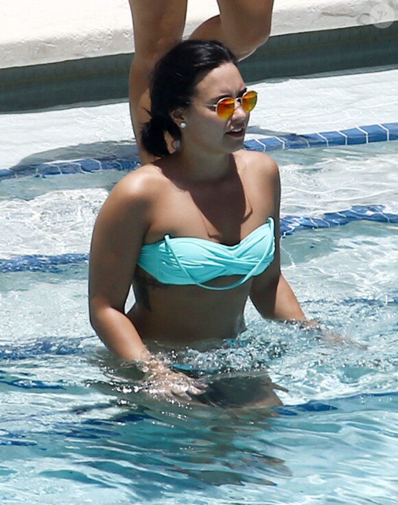 Demi Lovato au bord d'une piscine à Miami, le 30 juin 2016