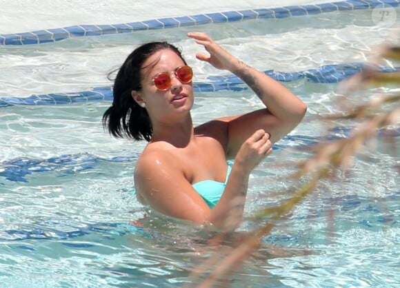 Demi Lovato au bord d'une piscine à Miami, le 30 juin 2016