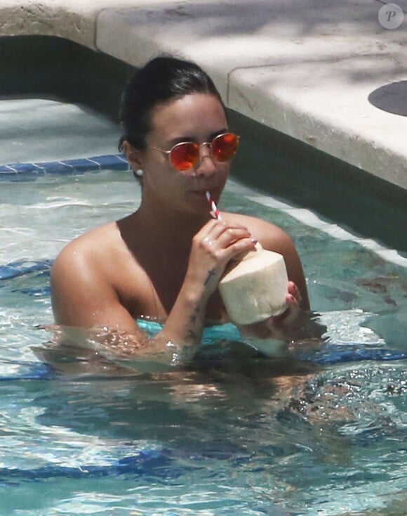 Demi Lovato au bord d'une piscine à Miami, le 30 juin 2016