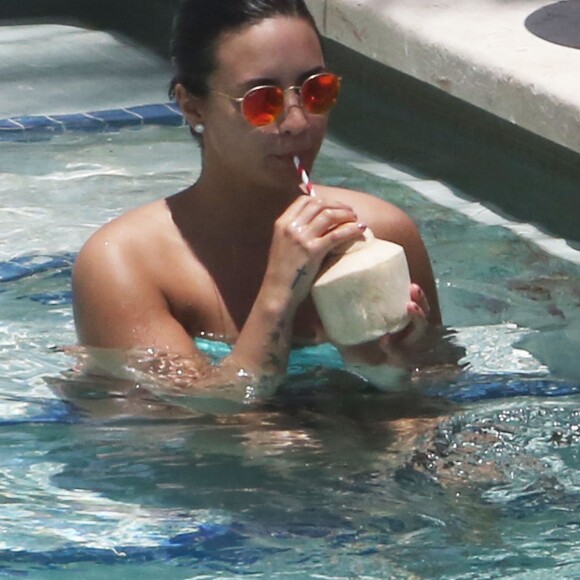 Demi Lovato au bord d'une piscine à Miami, le 30 juin 2016