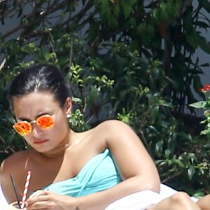 Demi Lovato au bord d'une piscine à Miami, le 30 juin 2016