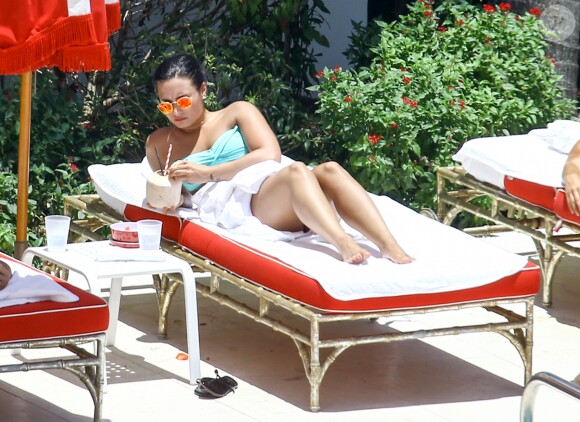 Demi Lovato au bord d'une piscine à Miami, le 30 juin 2016
