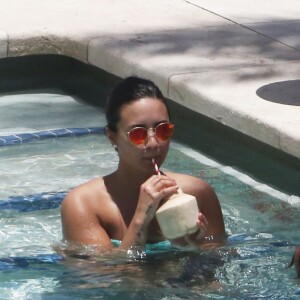 Demi Lovato au bord d'une piscine à Miami, le 30 juin 2016