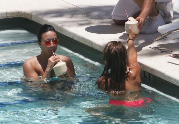 Demi Lovato au bord d'une piscine à Miami, le 30 juin 2016