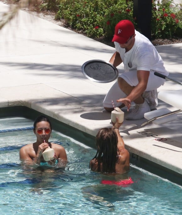 Demi Lovato au bord d'une piscine à Miami, le 30 juin 2016